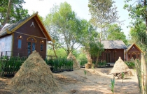 Ducthinh steel Hân hạnh là đơn vị Tư vấn - Thiết kế - sản xuất lắp đặt nhà gỗ truyền thống Dân tộc Khmer cho Khu du lịch.