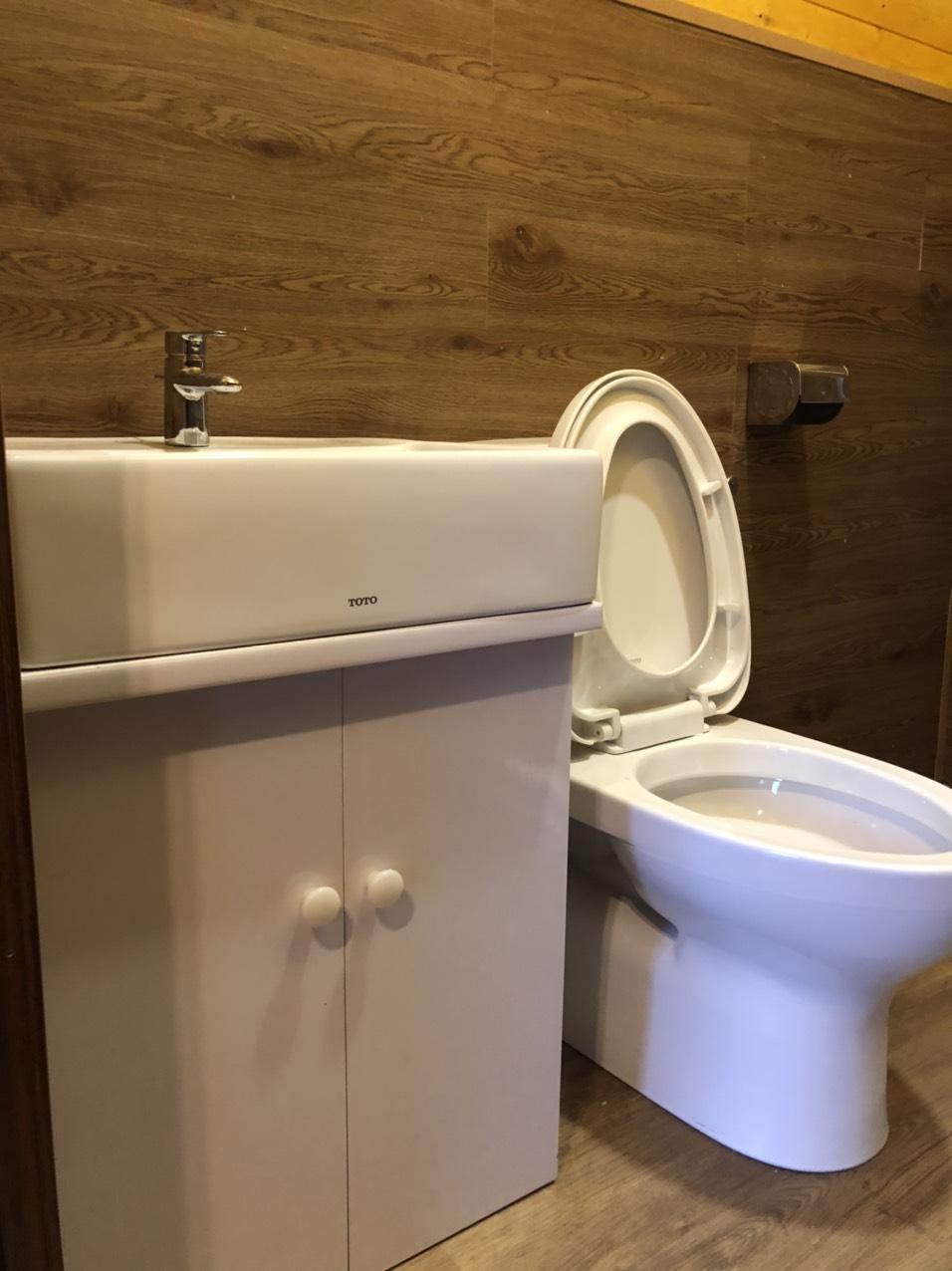 Hệ thống phòng tắm và vệ sinh của căn nhà gỗ 20m2
