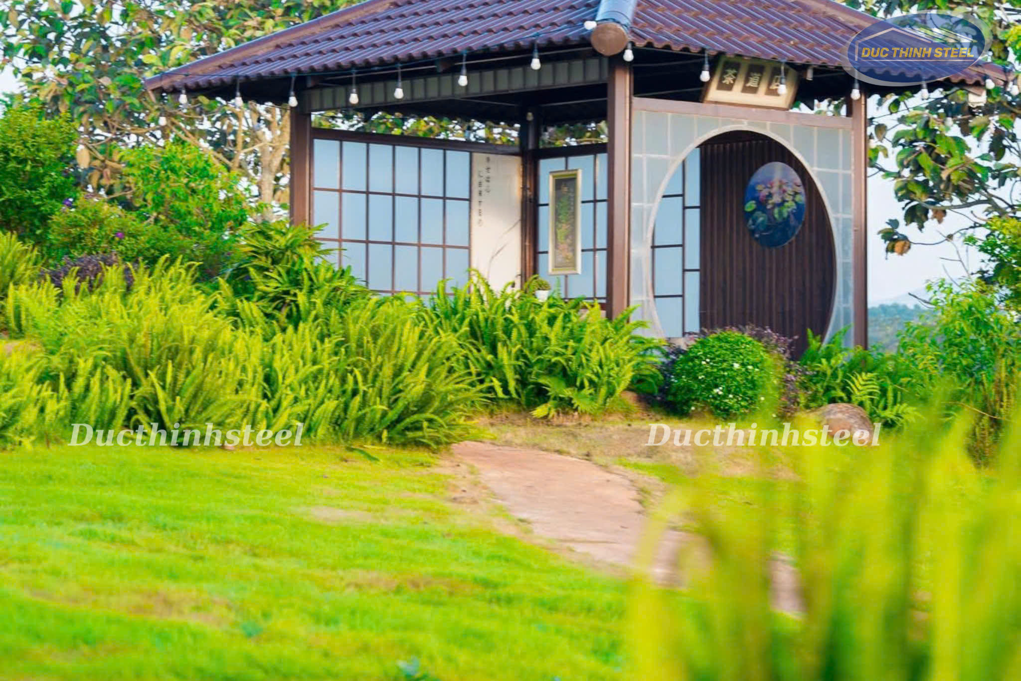 Lối dạo bộ thiền định giữa không gian tĩnh lặng của núi rừng