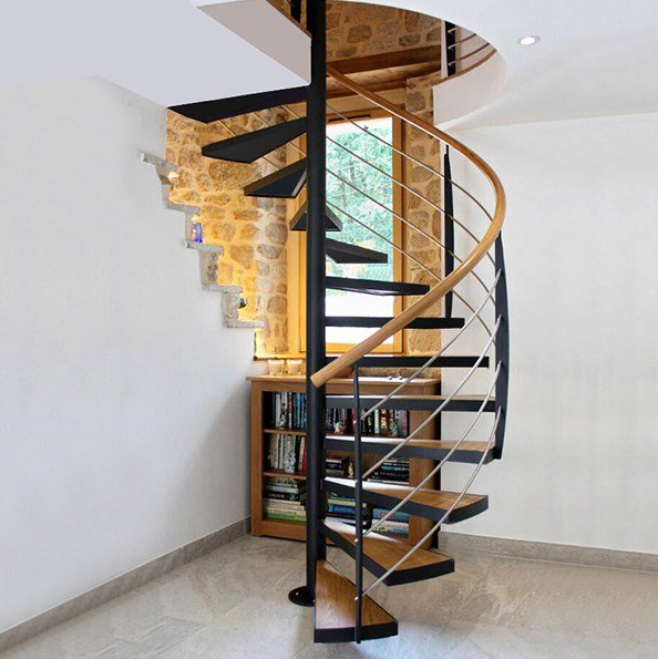 Cầu thang xoắn ốc giúp tiết kiệm diện tích của ngôi nhà